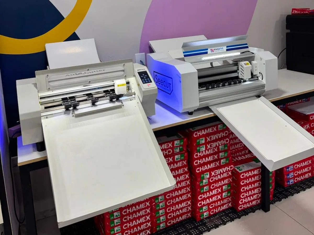 Produção de adesivos em equipamento de impressão de grande formato.