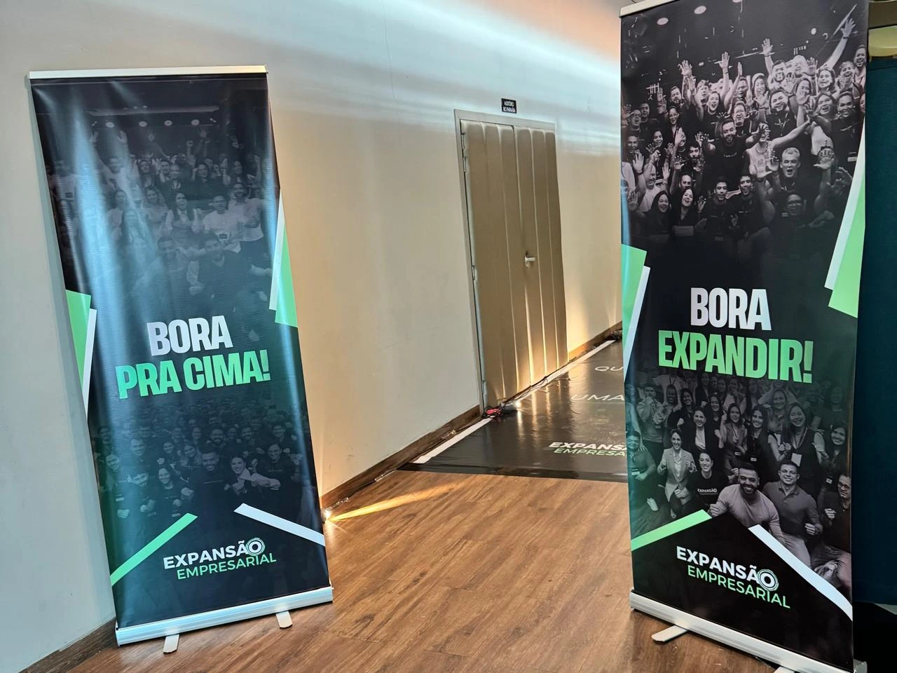 Banners roll-up personalizados instalados em ambiente corporativo.