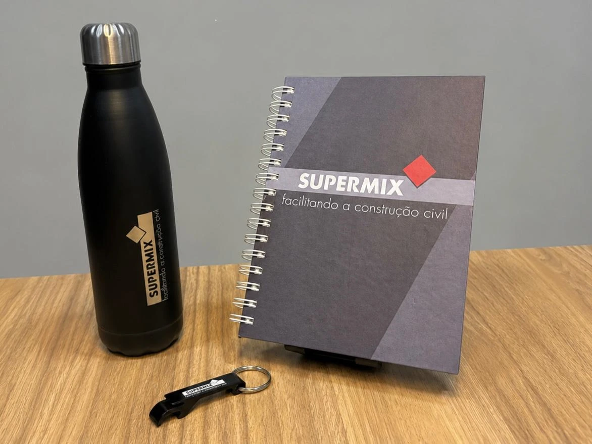 Conjunto de brindes corporativos personalizados com garrafa, agenda e chaveiro.