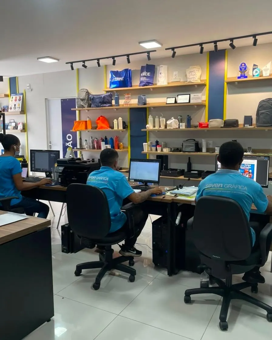 Equipe da Seven Gráfica trabalhando em projetos corporativos.