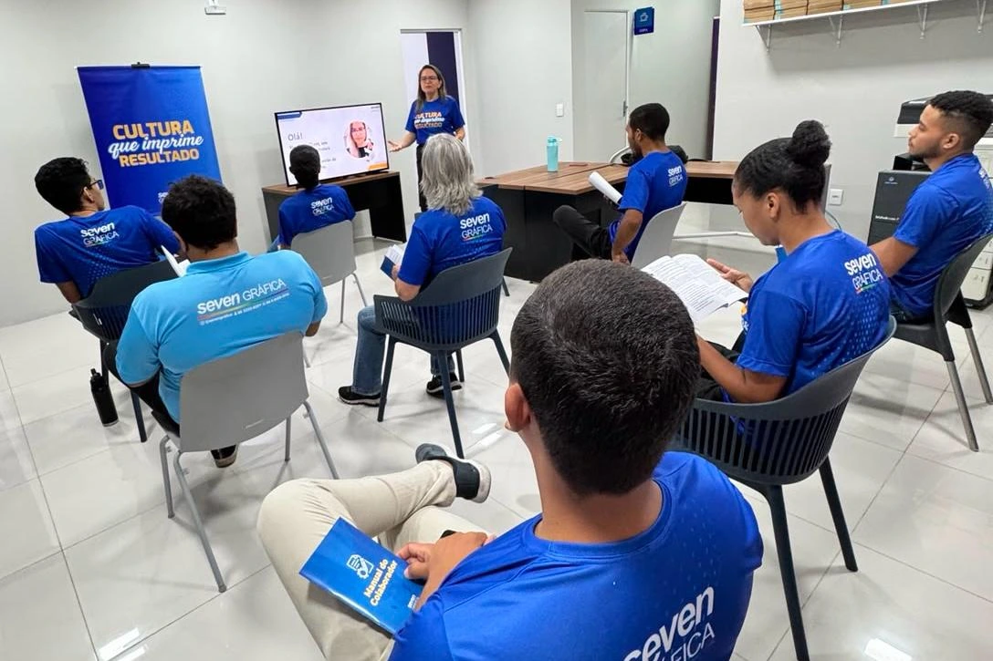 Equipe da Seven Gráfica participando de treinamento interno e desenvolvimento profissional.